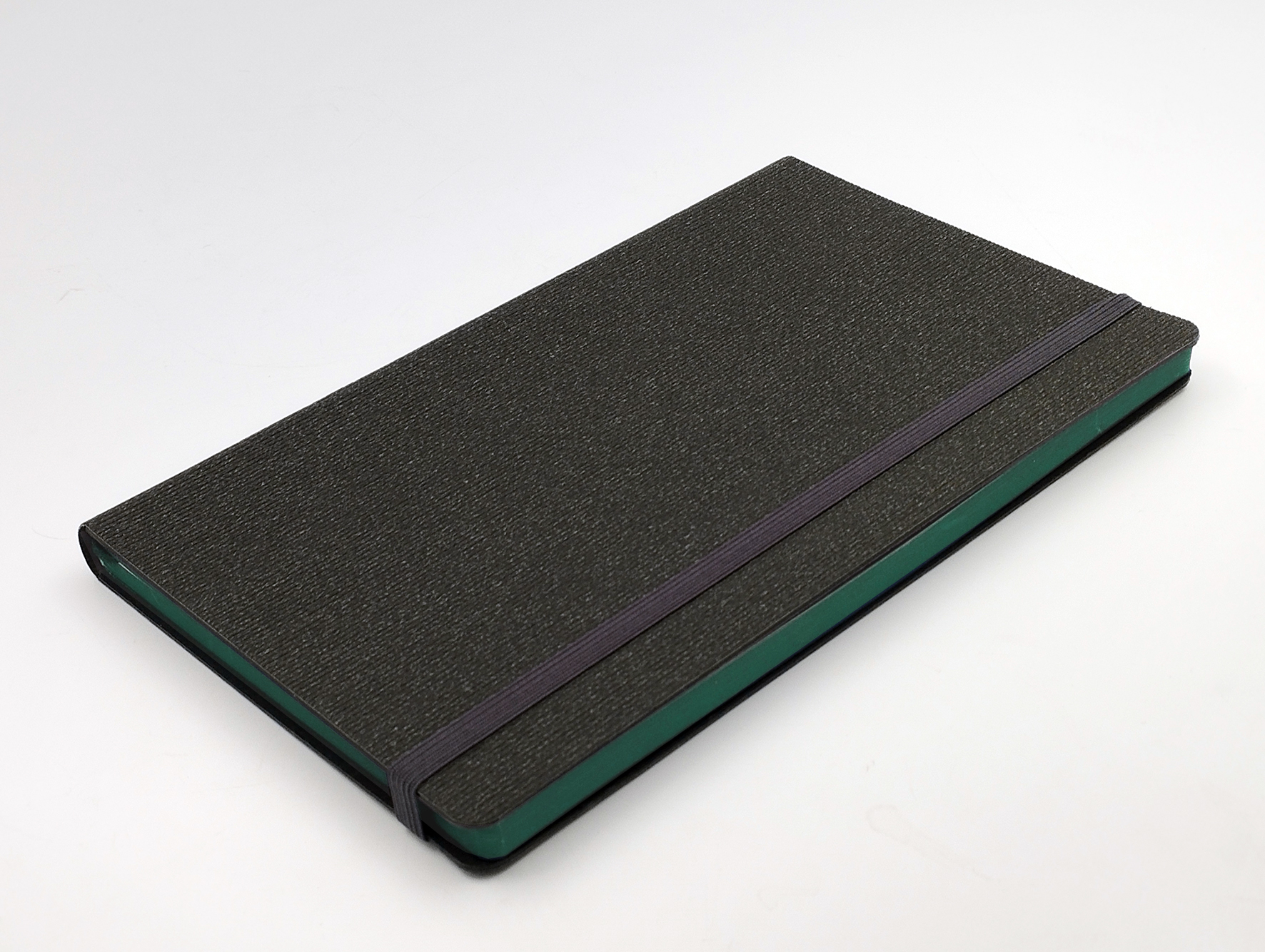 Записная книга V62 13х21 см CORDUROY FLEX чёрный тонир. бумага зелёный срез