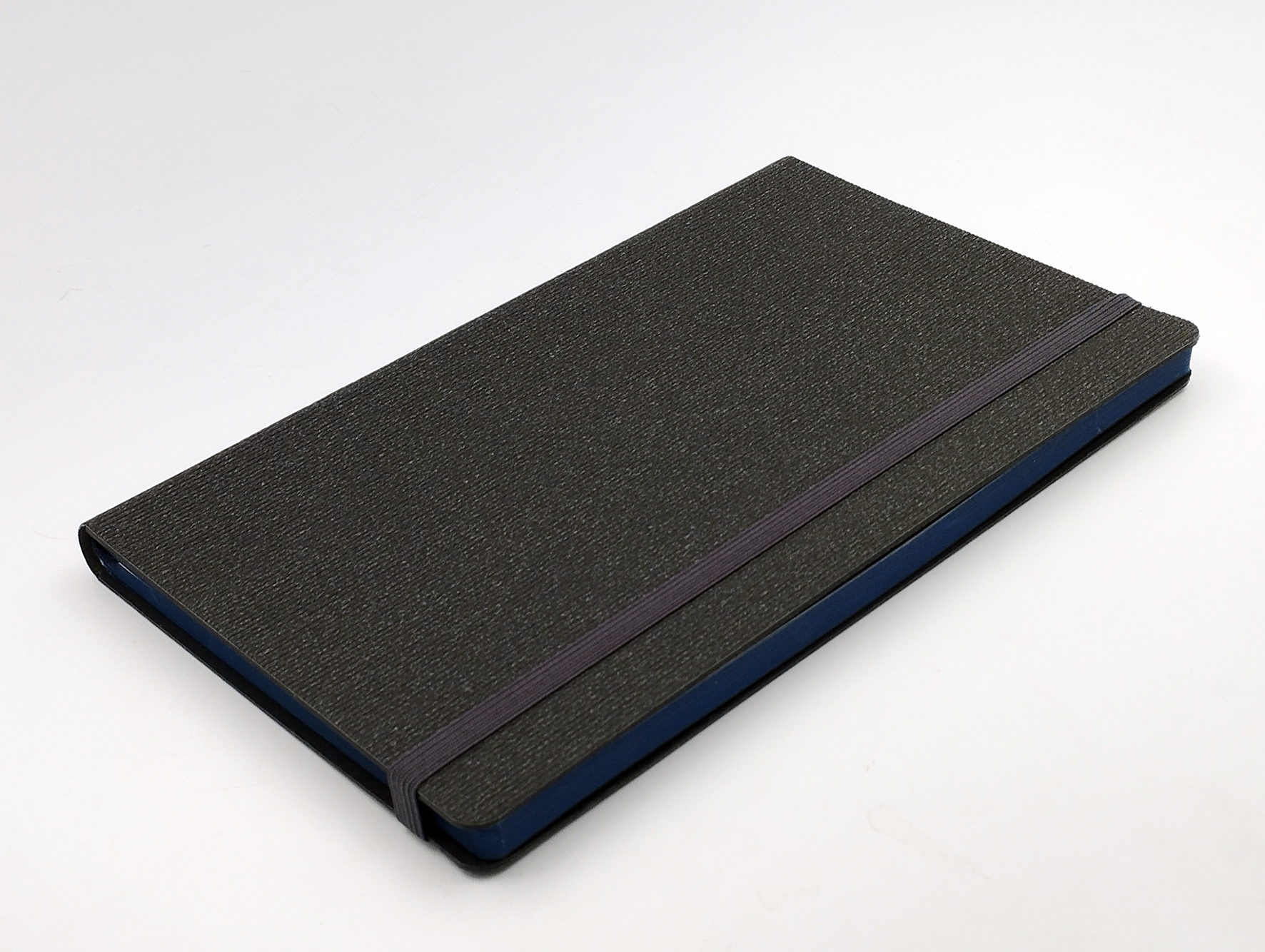 Записная книга V62 13х21 см CORDUROY FLEX чёрный тонир. бумага синий срез